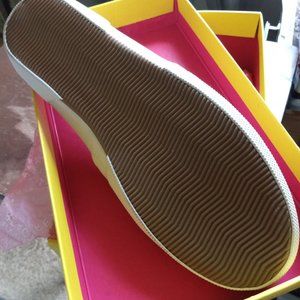 Kenneth Cole Reaction Women SZ 11M White